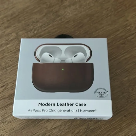 New Nomad Modern Leather Case
AirPods Pro (2nd gen) | Horween. 17 - Picture 7 of 10